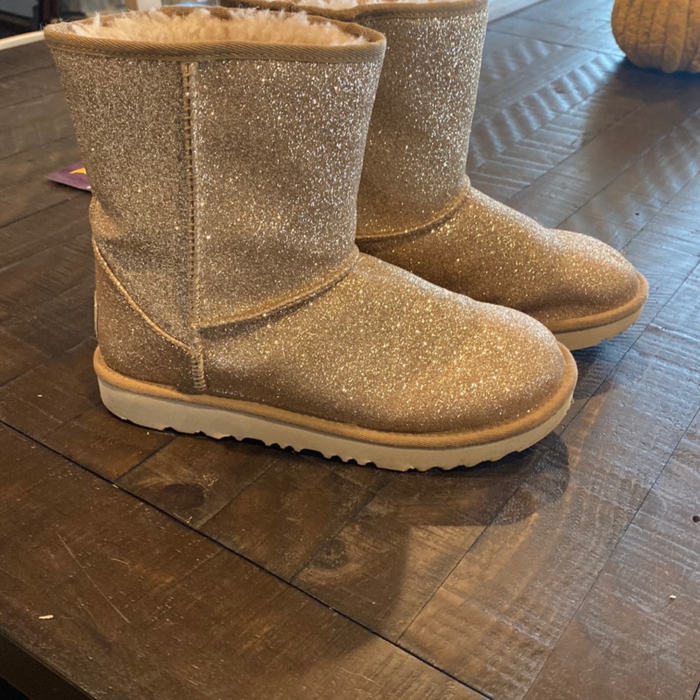 EUC Ugg girls gold glitter boots size 4